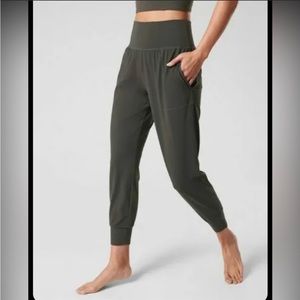 Athleta Salutation Jogger small petite - olive